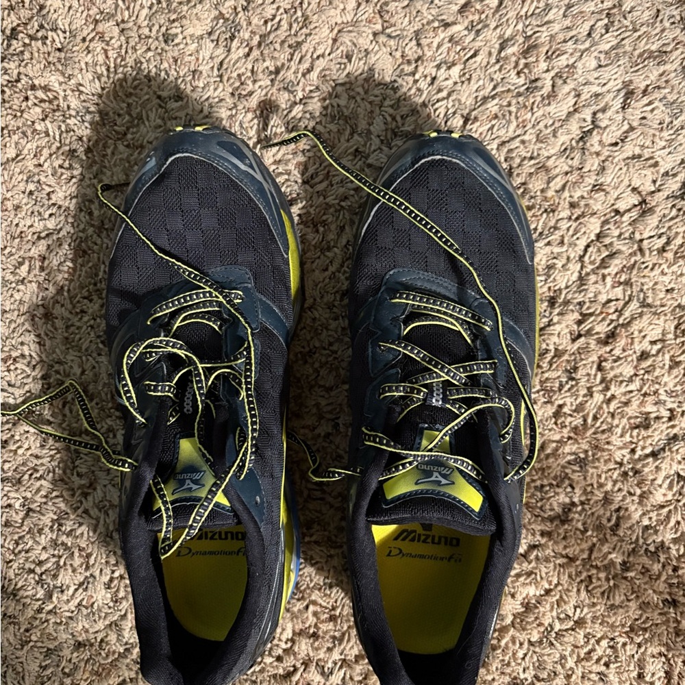 Mizuno Men's Athletic Shoes in Black and Yellow